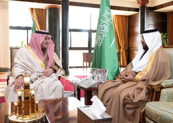 أمير منطقة تبوك يستقبل عضو مجلس الشورى أحمد الحجيلي