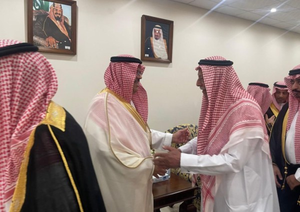 محافظ الجبيل يؤدي صلاة العيد ويزور المرضى مهنئًا بعيد الفطر