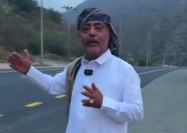 للسنة السادسة على التوالي.. مقيم يمني يستوقف المسافرين وعابري الطريق في رجال ألمع لتقديم الإفطار( فيديو)