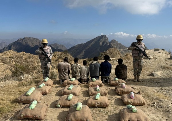 حرس الحدود بعسير يقبض على 6 مخالفين لنظام أمن الحدود بحوزتهم 225 كجم من القات المخدر.. ويكشف عن جنسياتهم