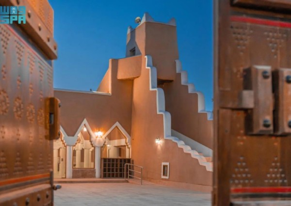 مشروع الأمير محمد بن سلمان لتطوير المساجد التاريخية يعيد بناء مسجد القبلي بالمواد الطبيعية على الطراز النجدي