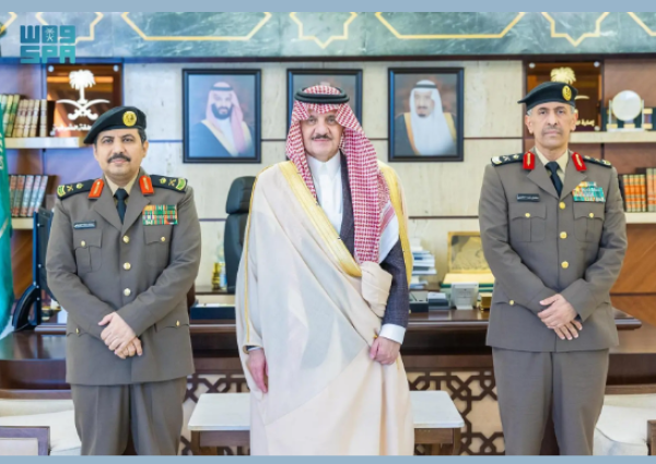 أمير الشرقية يقلد اللواء سعد العتيبي رتبته الجديدة ويهنئه بالترقية