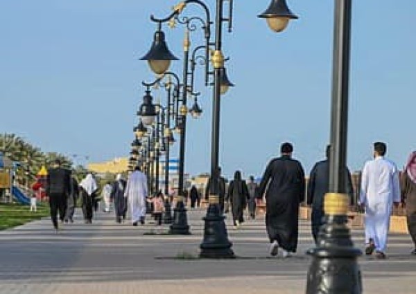 المشي قبل الإفطار في عرعر.. عادة صحية يتبعها السكان في رمضان