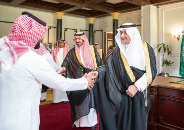 أمير منطقة تبوك يستقبل منسوبي الإمارة مهنئاً بعيد الفطر ويشيد بجهودهم في خدمة المواطنين
