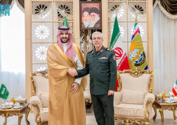 الأمير خالد بن سلمان يلتقي رئيس هيئة الأركان الإيرانية في طهران لبحث التعاون العسكري وتطورات المنطقة