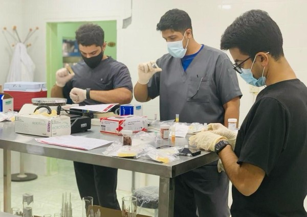 «منها 510 فحوصات ميكروبيولوجية».. أمانة الأحساء تُجري فحوصات مخبرية وتُصدر شهادات صحية