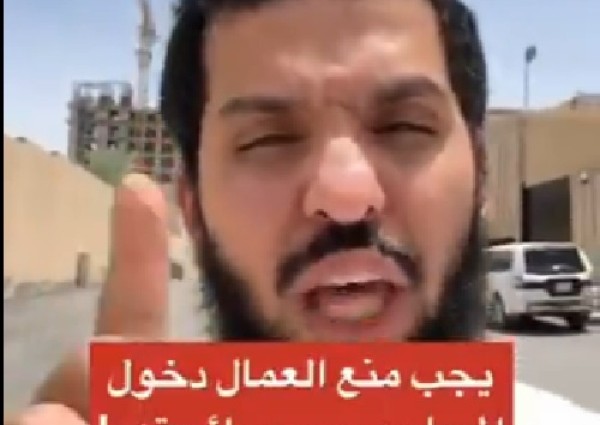 “يا أخي شئ ينرفز”.. بالفيديو: رائحة العرق تثير خلافًا على مواقع التواصل: “هل يجب منع العمال من المساجد؟”