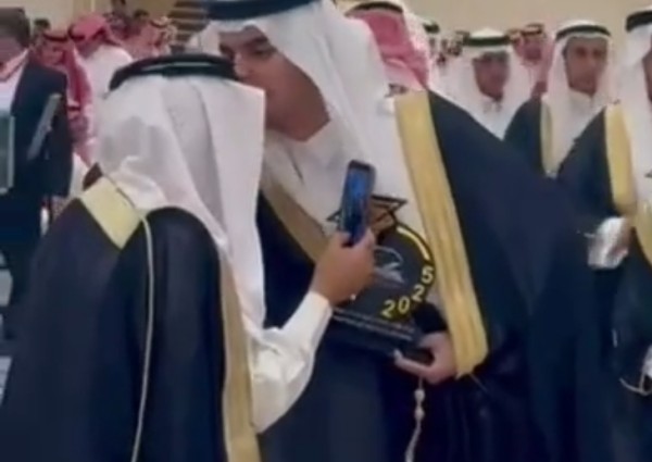 “”فرحان يكرّم فرحان”.. شاهد: خريج يقطع موكب تخرجه ليُقبّل رأس جده في حائل