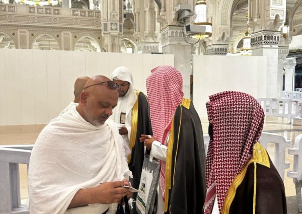 رئاسة الشؤون الدينية تستقبل طلائع الحجاج بالكتب والإهداءات التوعوية بلغاتهم.. و«السديس» يؤكد تعزيز التجربة الإيمانية بمبادرات نوعية