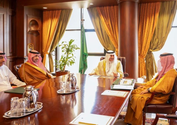 «أمير تبوك» يطلع على استعدادات حفل جائزة التفوق العلمي والتميز في عامها الـ38