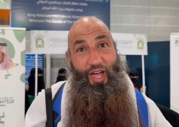 «أثلجتم صدورنا بهذه الخدمات المميزة».. بالفيديو: حاج جزائري يوجّه الشكر لقيادة المملكة وشعبها على حسن استقبال الحجاج