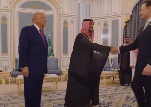 بالفيديو:  لحظة مصافحة الملياردير العالمي إيلون ماسك لولي العهد في قصر اليمامة بالرياض