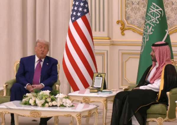 بالفيديو: بدء جلسة المباحثات الرسمية بين ولي العهد والرئيس الأمريكي في الرياض