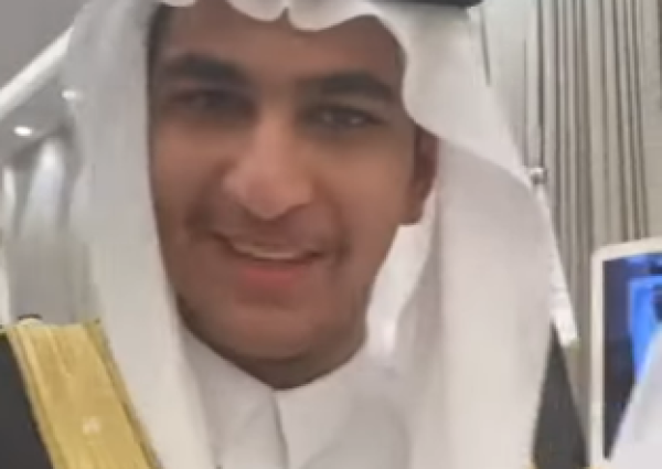 “لقطة مؤثرة” .. شاهد: “فرحان الخزيم” ينهمر بالبكاء أثناء تهنئة حفيده بالتخرج من مدارس المنار بحائل