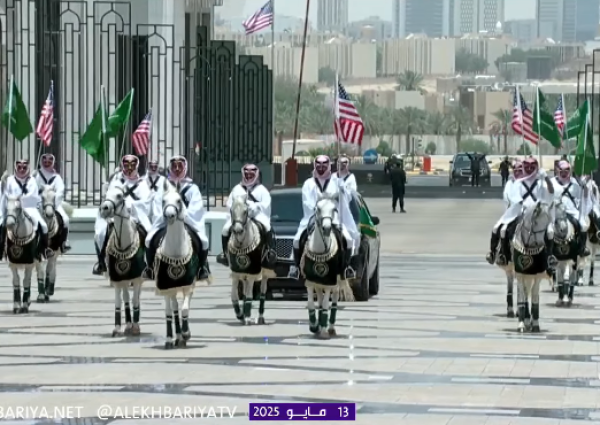 شاهد: الخيول السعودية الأصيلة تتقدم استقبال الرئيس الأمريكي “ترامب” في قصر اليمامة