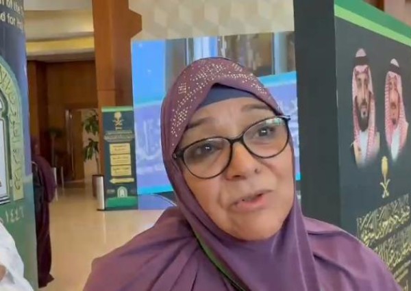 بالفيديو.. جزائرية تبكي من الفرح بعد تحقيق حلم الحج بعد 20 عامًا من الانتظار