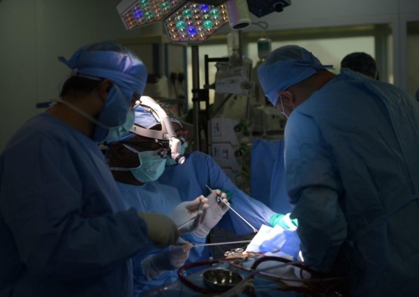 «تدخل جراحي دقيق» نجاح عملية  بتقنية الملاحة الجراحية ينهي معاناة حاج هندي من خشونة متقدمة وانزلاق غضروفي بطبية مكة