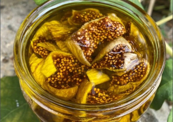 منقوع التين بزيت الزيتون.. وصفة تقليدية تعود بقوة لدعم الهضم وصحة القلب