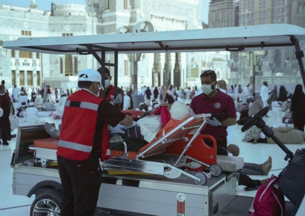 في مشهد إنساني مؤثر.. «الهلال الأحمر» يُجري عملية ولادة ميدانية لحاجة بالحرم المكي