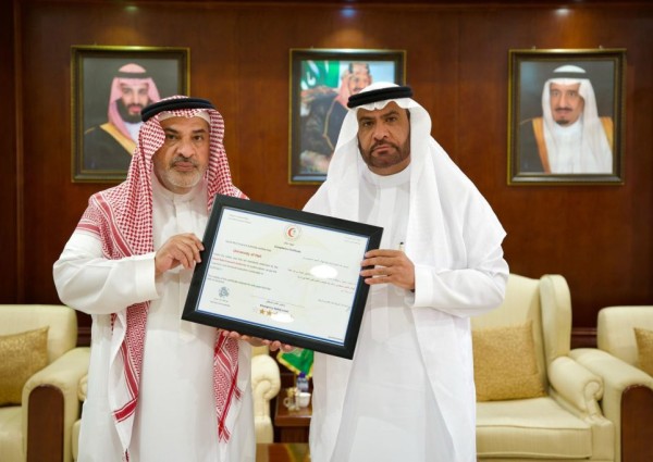 «اليحيا» يسلم جامعة حائل شهادة الامتثال الإسعافي