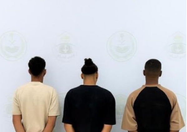 «شرطة الرياض» تقبض على 3 مواطنين سرقوا مركبة من سائقها تحت تهديد السلاح الأبيض
