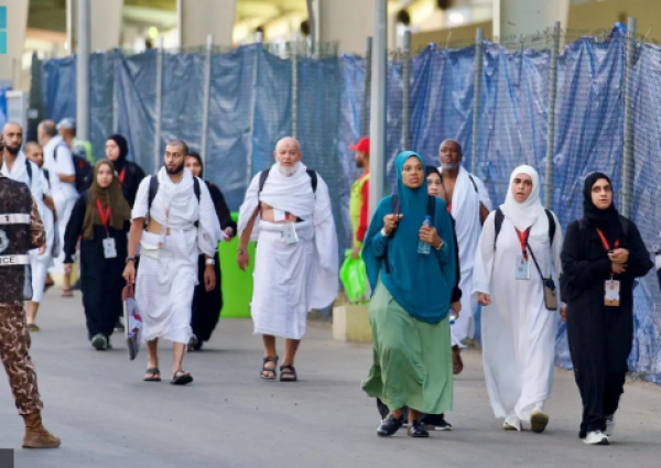 في أجواء روحانية وإيمانية.. حجاج بيت الله الحرام يتوافدون إلى منى لقضاء يوم التروية