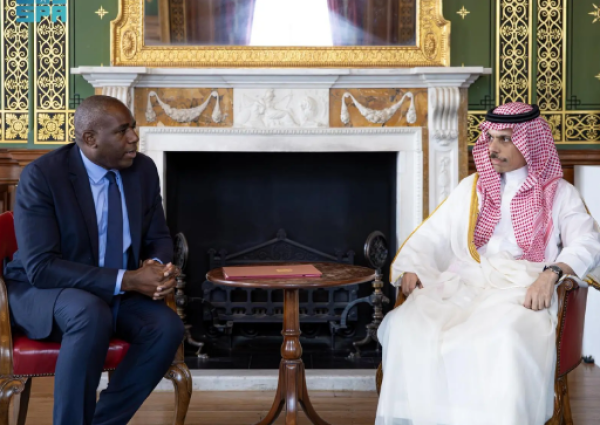 وزير الخارجية  يبحث مع نظيره البريطاني في لندن التعاون الثنائي وتطورات المنطقة