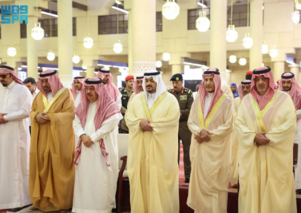 بحضور عدد من الأمراء والمسؤولين… «نائب أمير الرياض» يؤدي صلاة الميت على الأمير الوليد بن خالد بن طلال
