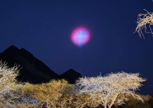 «فلكية جدة» تكشف سبب بقعة وردية ظهرت في سماء شمال غرب المملكة