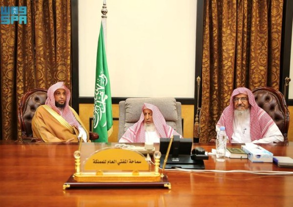 مفتي عام المملكة يستقبل مدير فرع «الأمر بالمعروف» بمكة.. ويحث على الإخلاص والحكمة في العمل