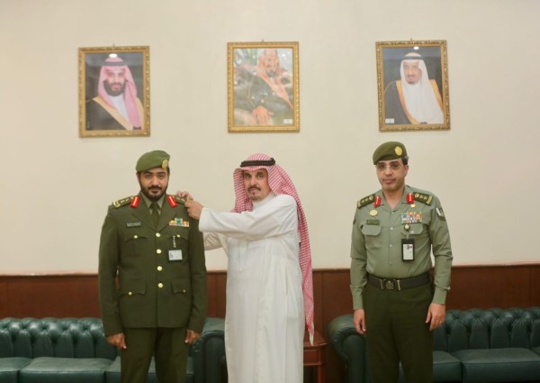 «محافظ وادي الدواسر» يُقلّد مدير شعبة متابعة الوافدين رتبته الجديدة