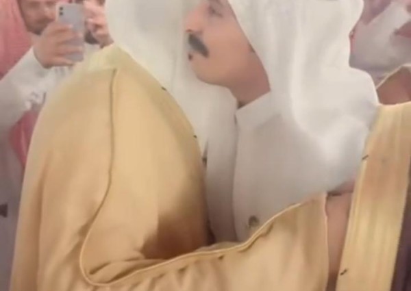 في لقطات عفوية مؤثرة.. شهد قصر الفلاح مشاركة محافظ الحائط فهد الصنيدح للإعلامي عبدالعزيز القلادي فرحة زفافه (فيديو)