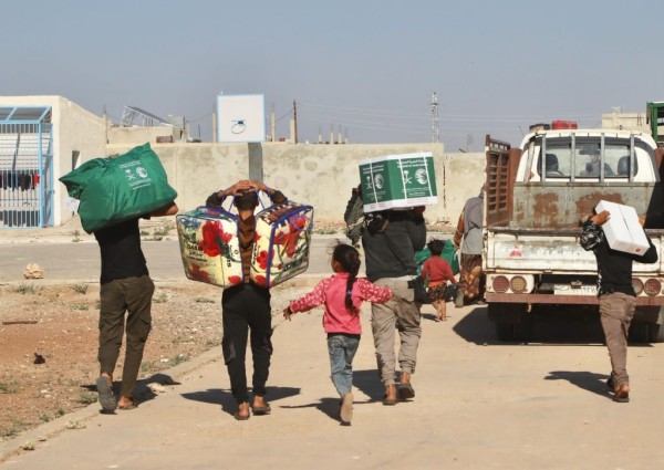 مركز الملك سلمان للإغاثة يوزع مساعدات غذائية وإيوائية للنازحين من السويداء إلى درعا