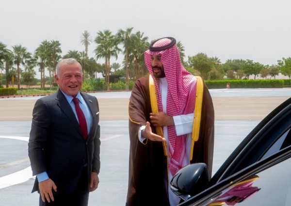 ملك الأردن يصل المملكة وولي العهد في مقدمة مستقبليه في نيوم