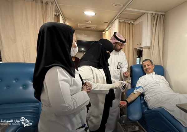 وزير السياحة يشارك في حملة ولي العهد للتبرع بالدم لتعزيز ثقافة العطاء والعمل الإنساني