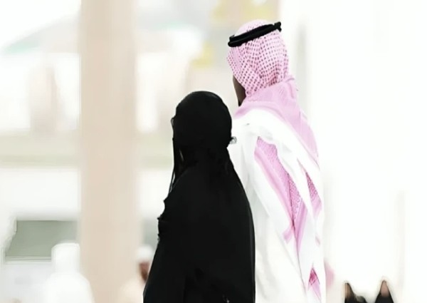 “دراسة جديدة تكشف: الأزواج الذين يكثرون النميمة معًا… يعيشون حياة زوجية أكثر سعادة!”