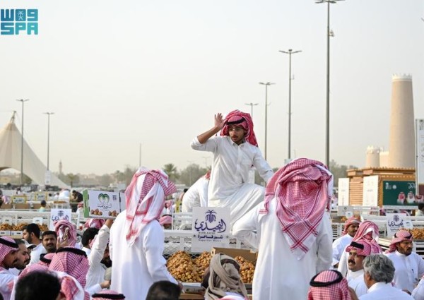 تسويق التمور في كرنفال بريدة.. قلب الحركة الاقتصادية وأكبر منصة عالمية للمزاد العلني