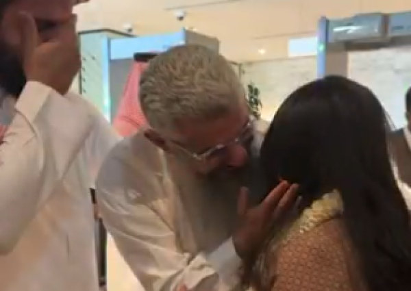 لقاء مؤثر.. بالفيديو: حميدان التركي يعانق أحفاده ويبكي ابنه تركي بعد 19 عامًا من الفراق