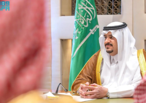نائب أمير الرياض يرأس اجتماعًا مع وفد “تطوير مطار الملك سلمان الدولي”