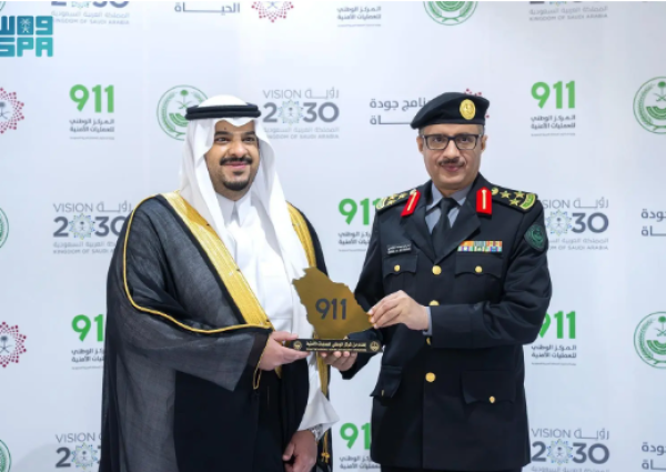 نائب أمير الرياض يزور مركز عمليات 911 ويشيد بجهود رجال الأمن وتطور منظومة وزارة الداخلية