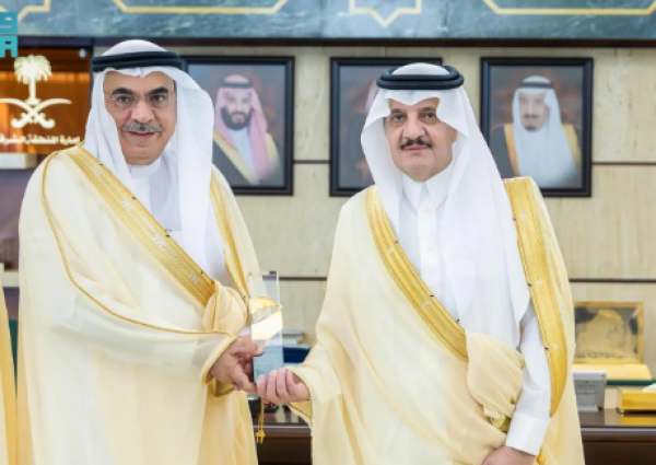 أمير الشرقية يتسلم «جائزة الملك عبدالعزيز للجودة» من أمين المنطقة.. ويؤكد أهمية التميز المؤسسي والارتقاء بالخدمات