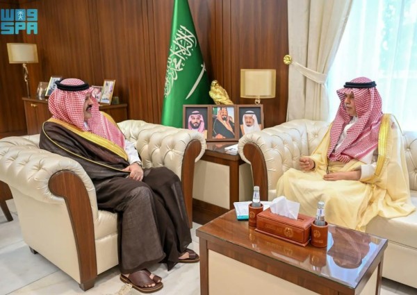 أمير حائل يبحث مع شركة “نبع الصحة” خطط الاستثمار الصحي بالمنطقة