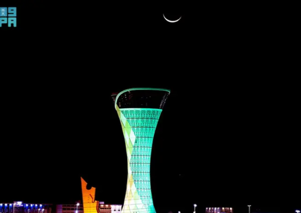 اقتران الزهرة بالقمر ونجم قلب الأسد يزين سماء عرعر فجر اليوم في مشهد فلكي بديع