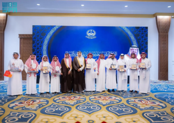 أمير الباحة يكرم طلاباً حققوا ميداليات عالمية وفريق «الحسام» الفائز بجائزة الأميرة صيتة