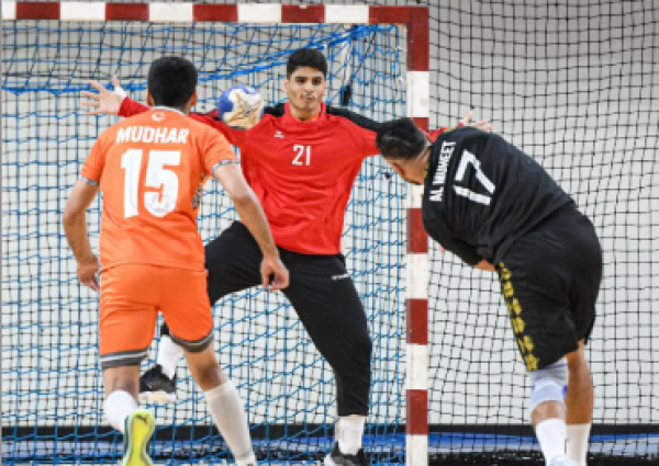 الخليج يتفوق على الأهلي وينفرد بمركز الوصافة في الدوري السعودي لليد