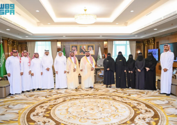 أمير جازان يستقبل المتميزين من منسوبي التعليم ويشيد بجهود المعلمين في يومهم العالمي