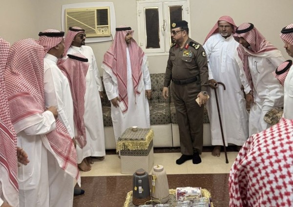 مدير شرطة منطقة جازان يقدم التعازي لشيخ قبيلة العكرة في وفاة شقيقته