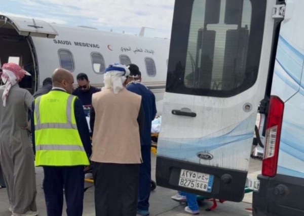 بالصور.. لحظة نقل المشهور دخيل إلى الرياض بطائرة الإخلاء الطبي بعد تعرضه لحادث مروري