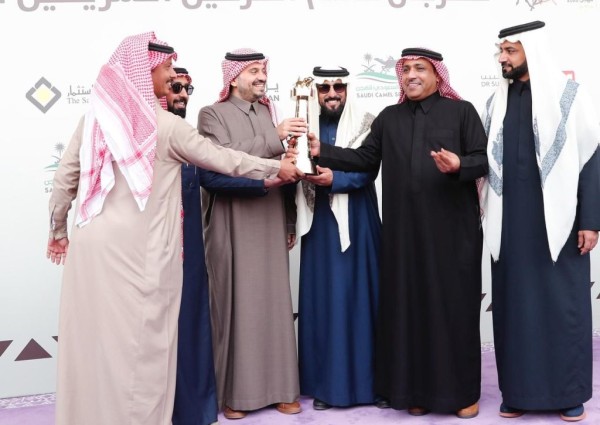 نواف الرشيدي من بينهم.. الأمير فهد بن جلوي يتوج الفائزين في أشواط الشعل والشقح بمهرجان الهجن