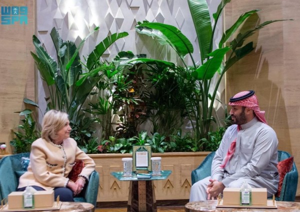أحاديث ودية تجمع سمو ولي العهد بـ هيلاري كلينتون في الرياض